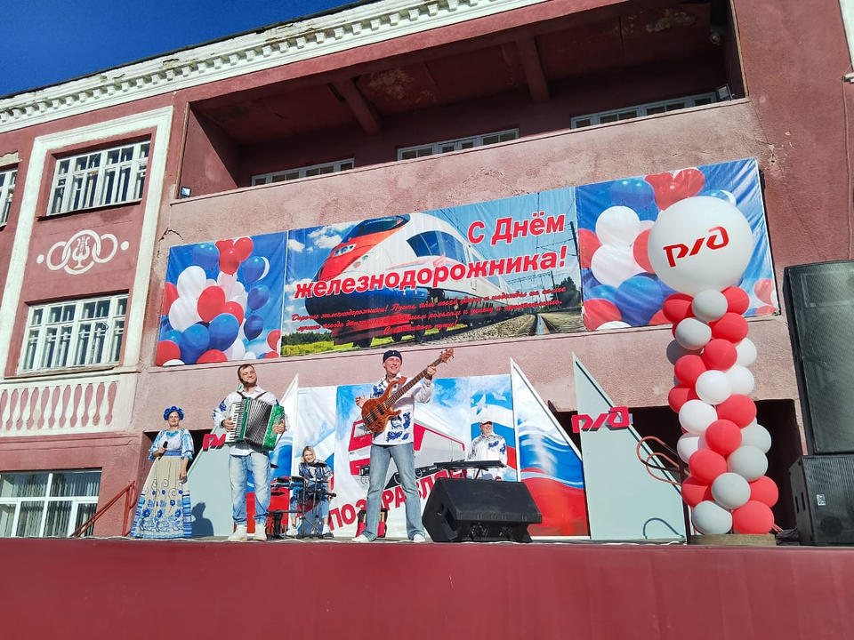 Ансамбль «Злато-Серебро» поздравил ртищевских железнодорожников с профессиональным праздником Ансамбль «Злато-Серебро» поздравил ртищевских железнодорожников с профессиональным праздником